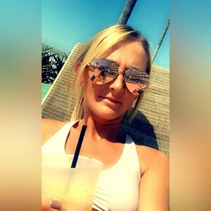 Meet your Posher, Carin